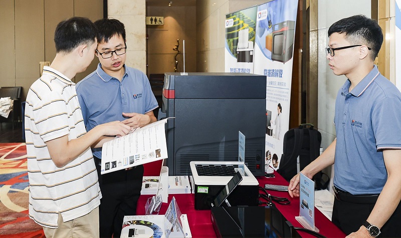 銷售總經(jīng)理為客戶展示商品，耐心答疑解惑